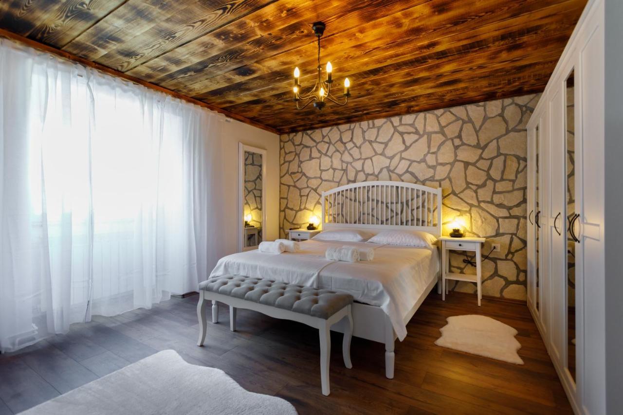 Rustic Apartment Evelin Krk Town Eksteriør billede